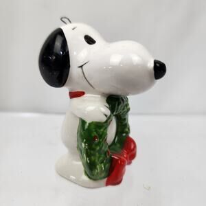 Vintage 1966 Peanuts Snoopy Ceramic 2.25" Ornament Holding Christmas Wreath